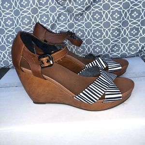 DR SCHOLLS brand new Size 8 Wedge heels